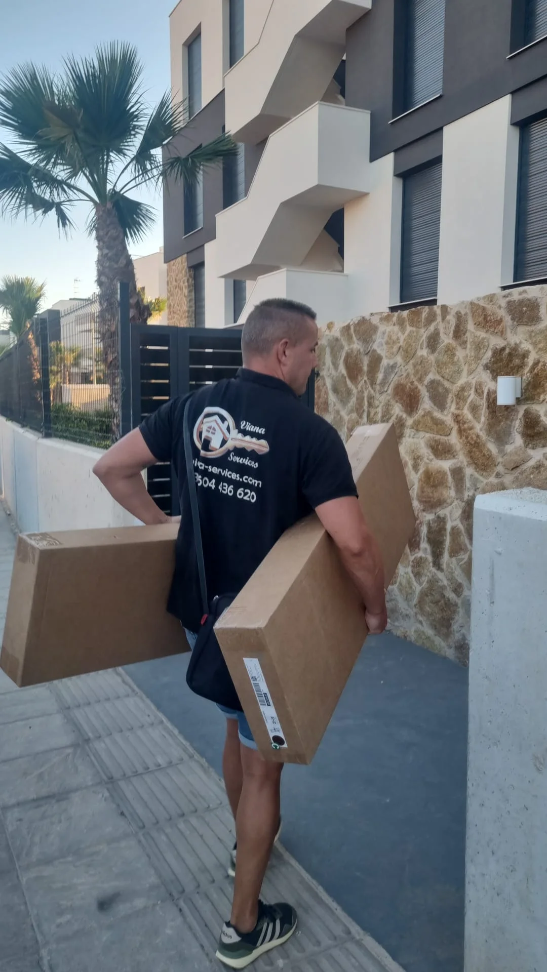 Chris ontvangt meubels voor het inrichten van een woning